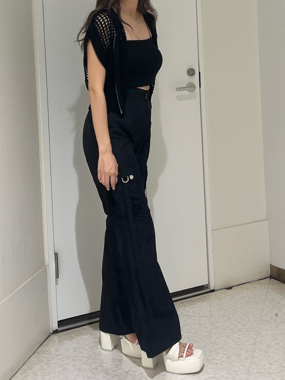 ブラック系のニット/セーター、ブラック系のキャミソール、ブラック系のカーゴパンツを着用したレディースの夏コーディネートの4枚目の写真