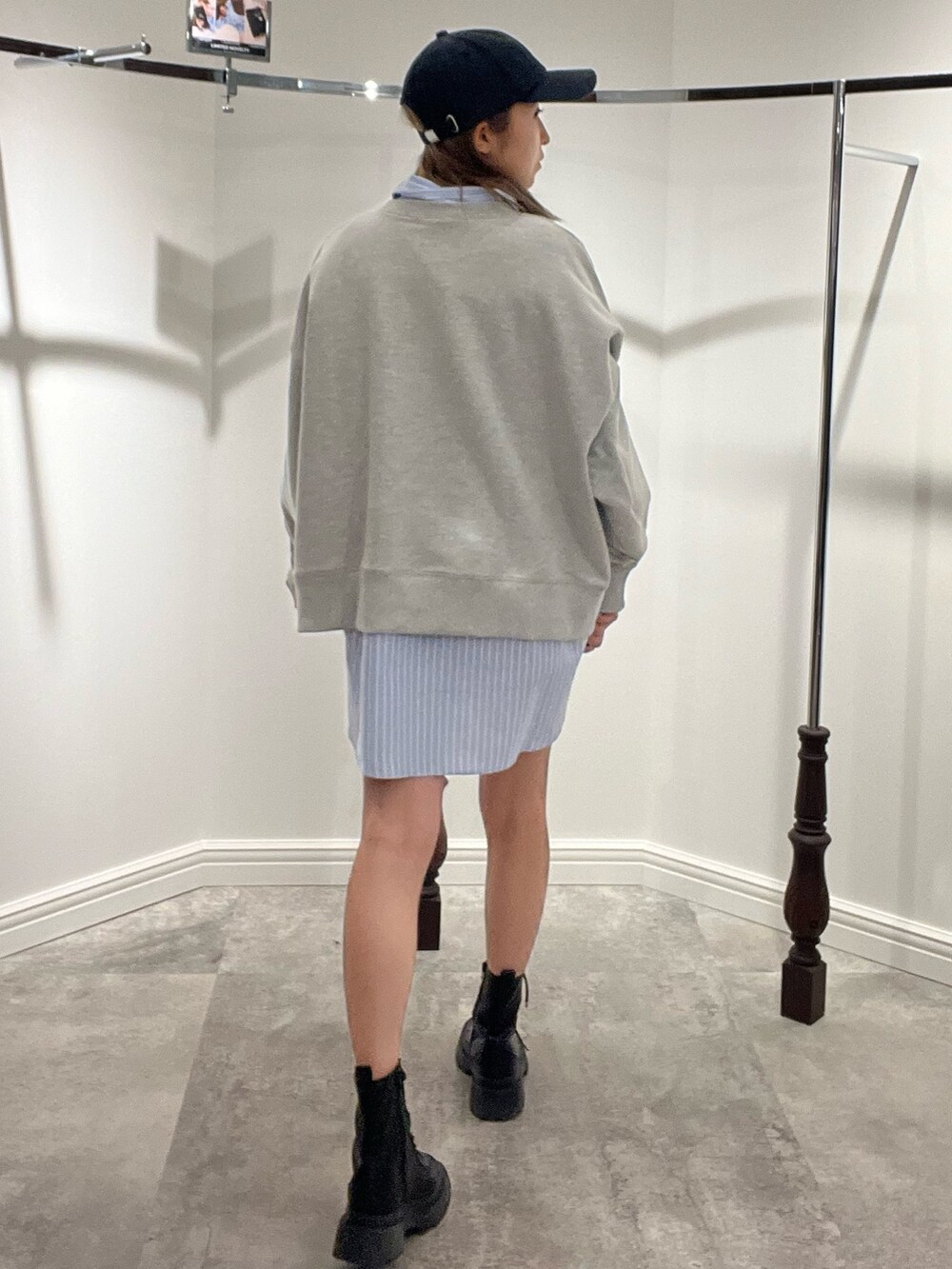 ホワイト系のシャツ/ブラウス、ホワイト系のスウェット、シルバー系のブーツを着用したレディースの春コーディネートの5枚目の写真