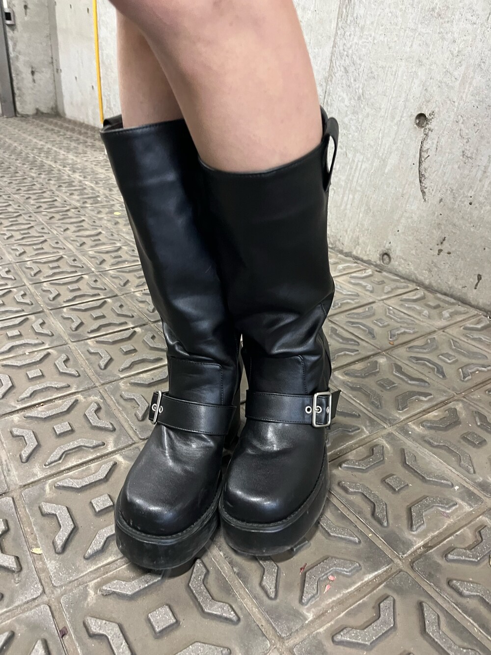 ブルー系のワンピース、ブラック系のブーツ、シルバー系のネックレスを着用したレディースの冬コーディネートの6枚目の写真