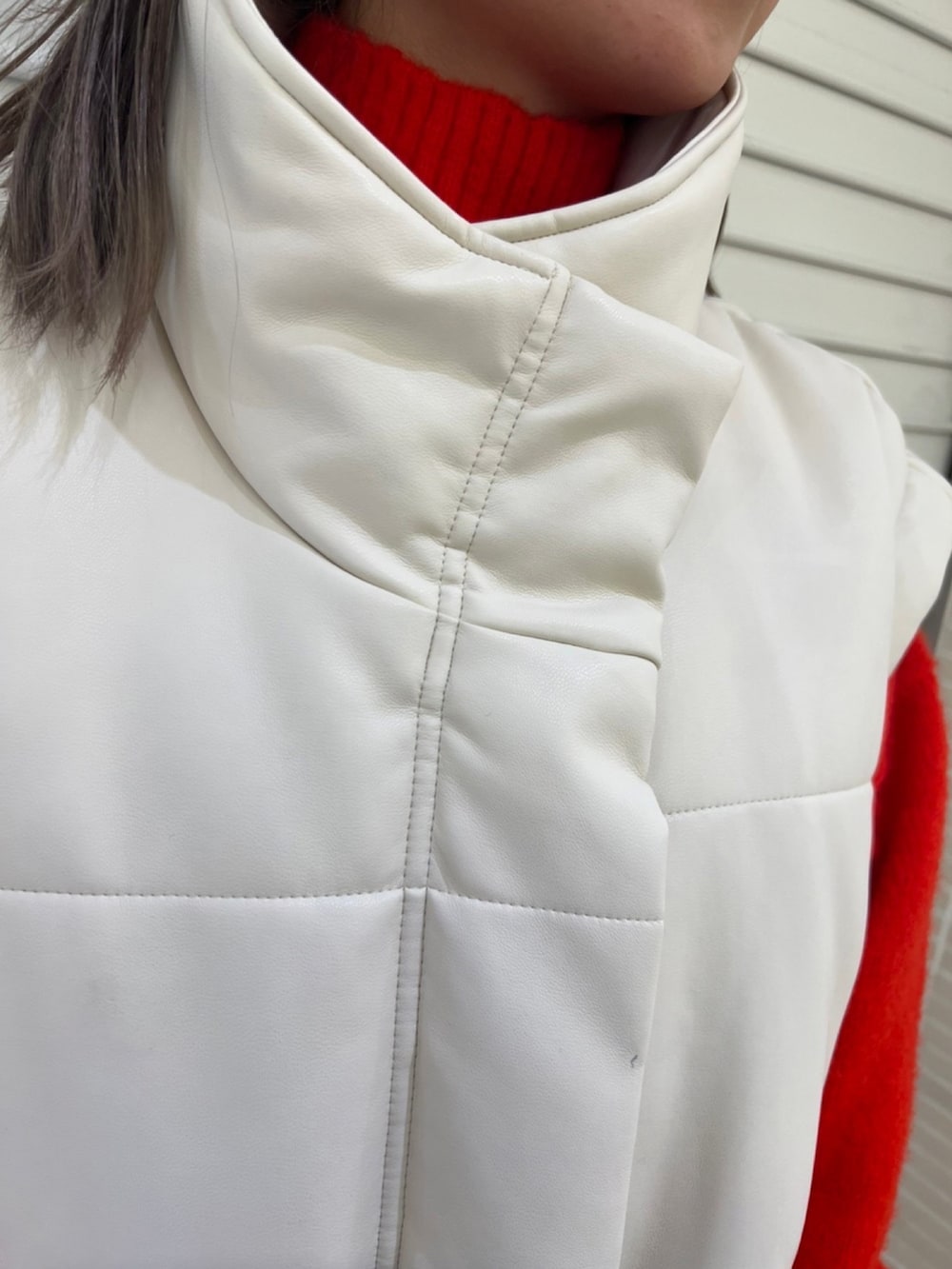 ホワイト系のブルゾン、レッド系のワンピースを着用したレディースの秋コーディネートの6枚目の写真