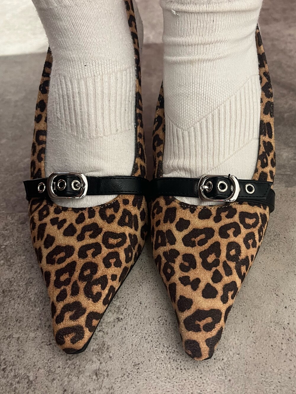 その他のパンプス、ホワイト系のブルゾン、ホワイト系のTシャツ/カットソーを着用したレディースの秋コーディネートの7枚目の写真