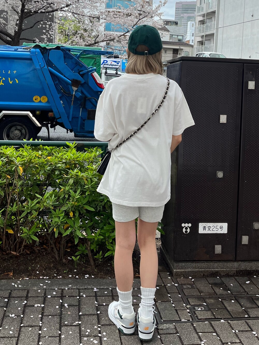 ブラック系のショルダーバッグ、ホワイト系のTシャツ/カットソー、グレー系のその他パンツを着用したレディースの春コーディネートの7枚目の写真