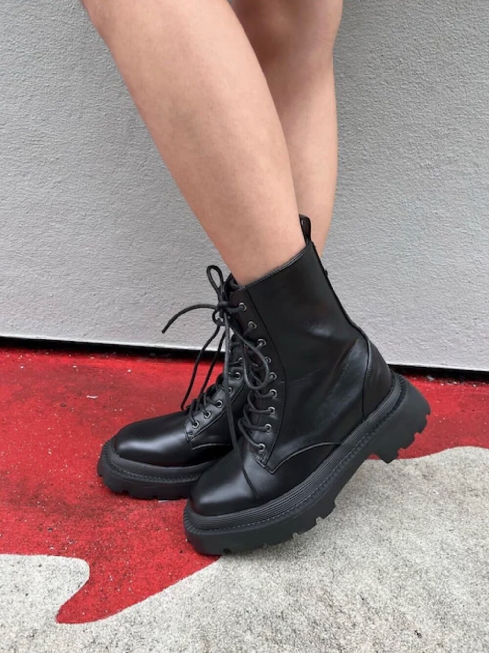 ホワイト系のワンピース、グリーン系のその他アウター、ブラック系のブーツを着用したレディースの冬コーディネートの10枚目の写真