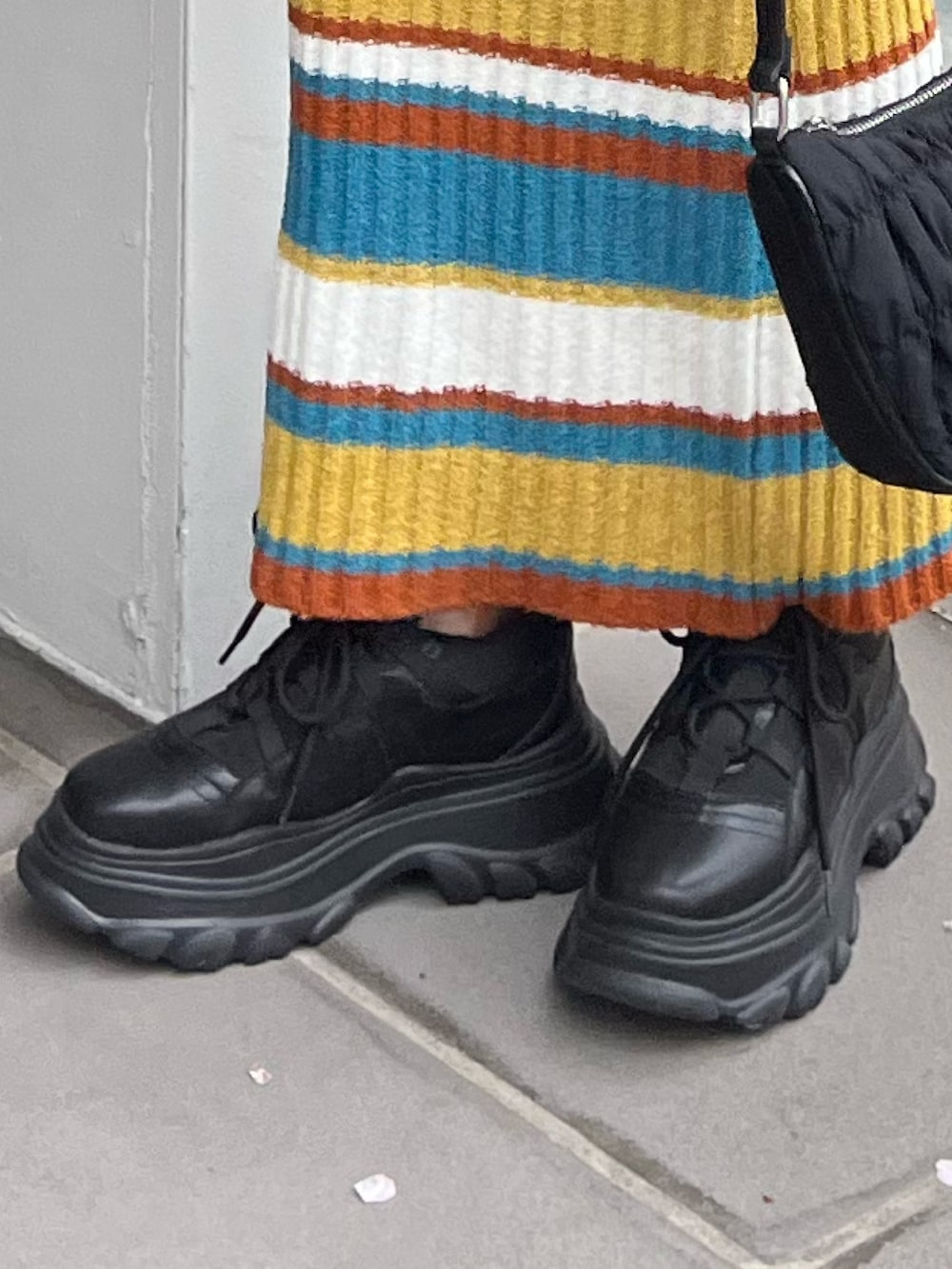 ブラック系のワンピースを着用したレディースの春コーディネートの7枚目の写真