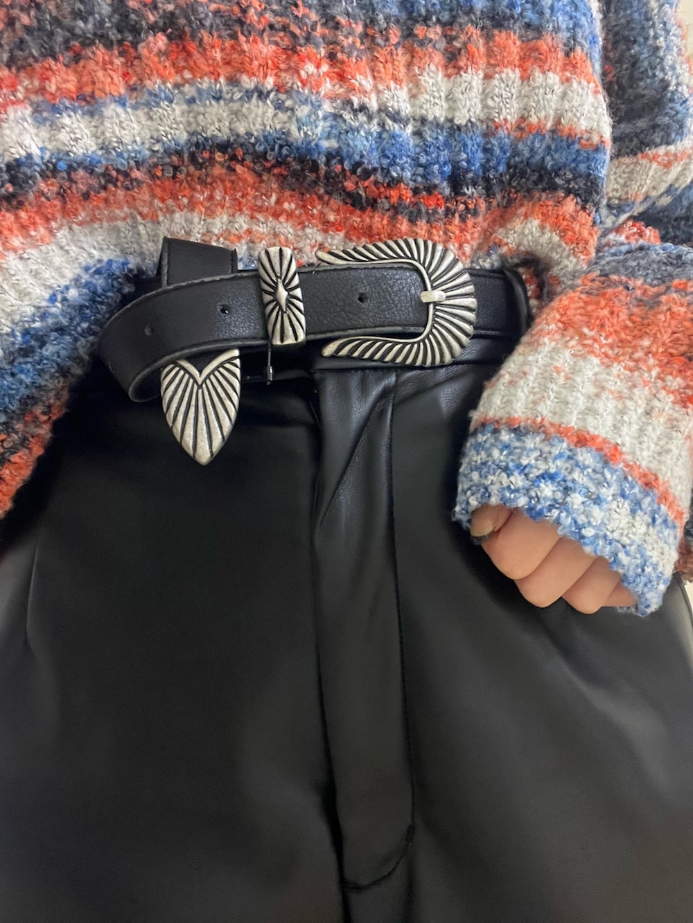 ベージュ系のその他パンツ、ブラック系のブーツ、ブラック系のベルトを着用したレディースの冬コーディネートの7枚目の写真