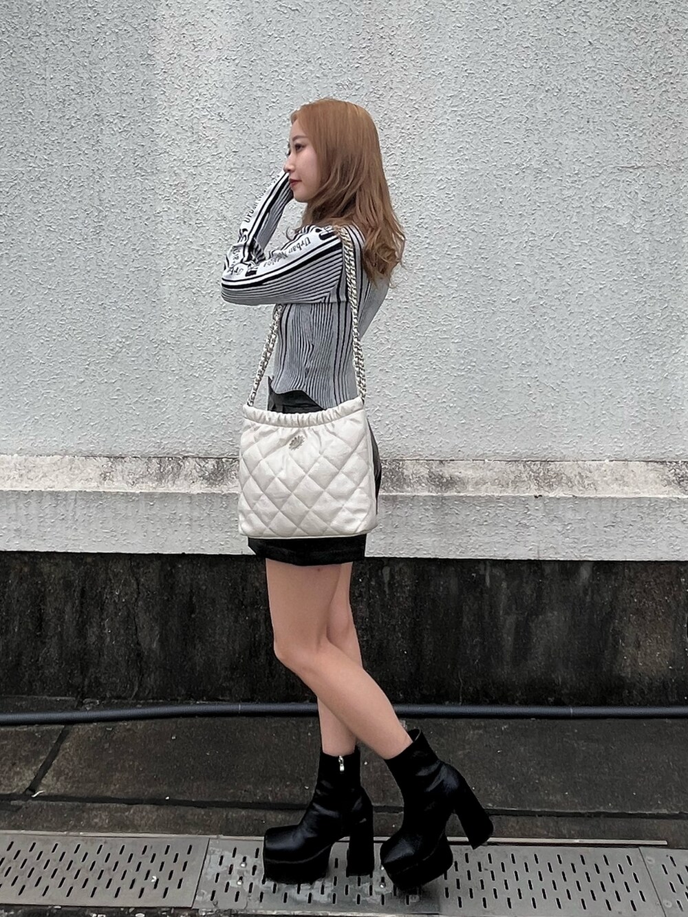 「EVRIS 、レザー、きれいめ、秋コーデ、秋服、ブーツ、アウター、ブルゾン、秋冬コーデ、低身長、クリスマスコーデ」｜「EVRISのキルティングショルダーBAG（ショルダーバッグ、ホワイト系）」を使った、熊澤姫奈さん（レディース・155cm）の秋コーディネートの4枚目の写真