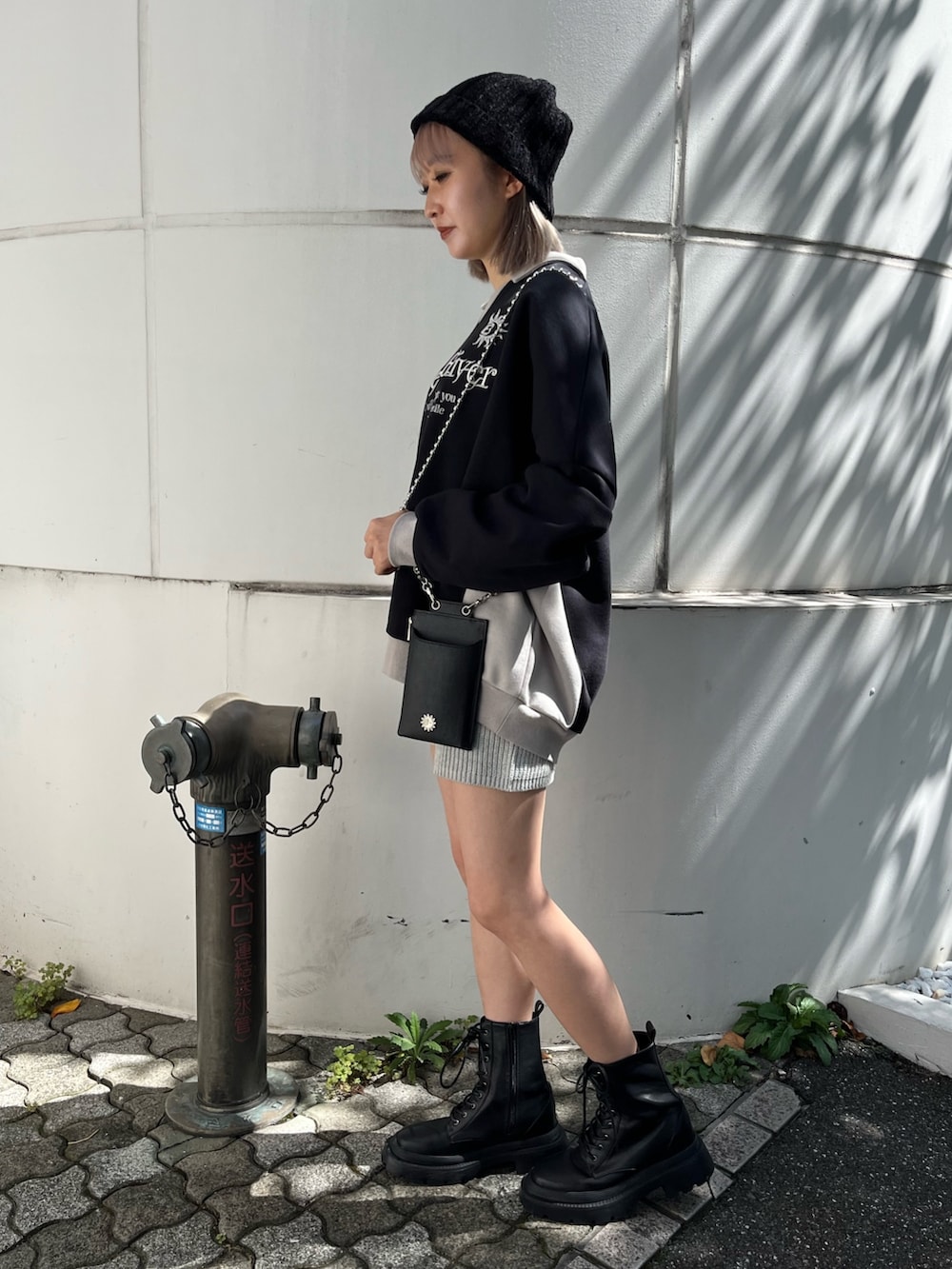 ブラック系のショルダーバッグ、グレー系のその他パンツ、ブラック系のスウェットを着用したレディースの秋コーディネートの2枚目の写真
