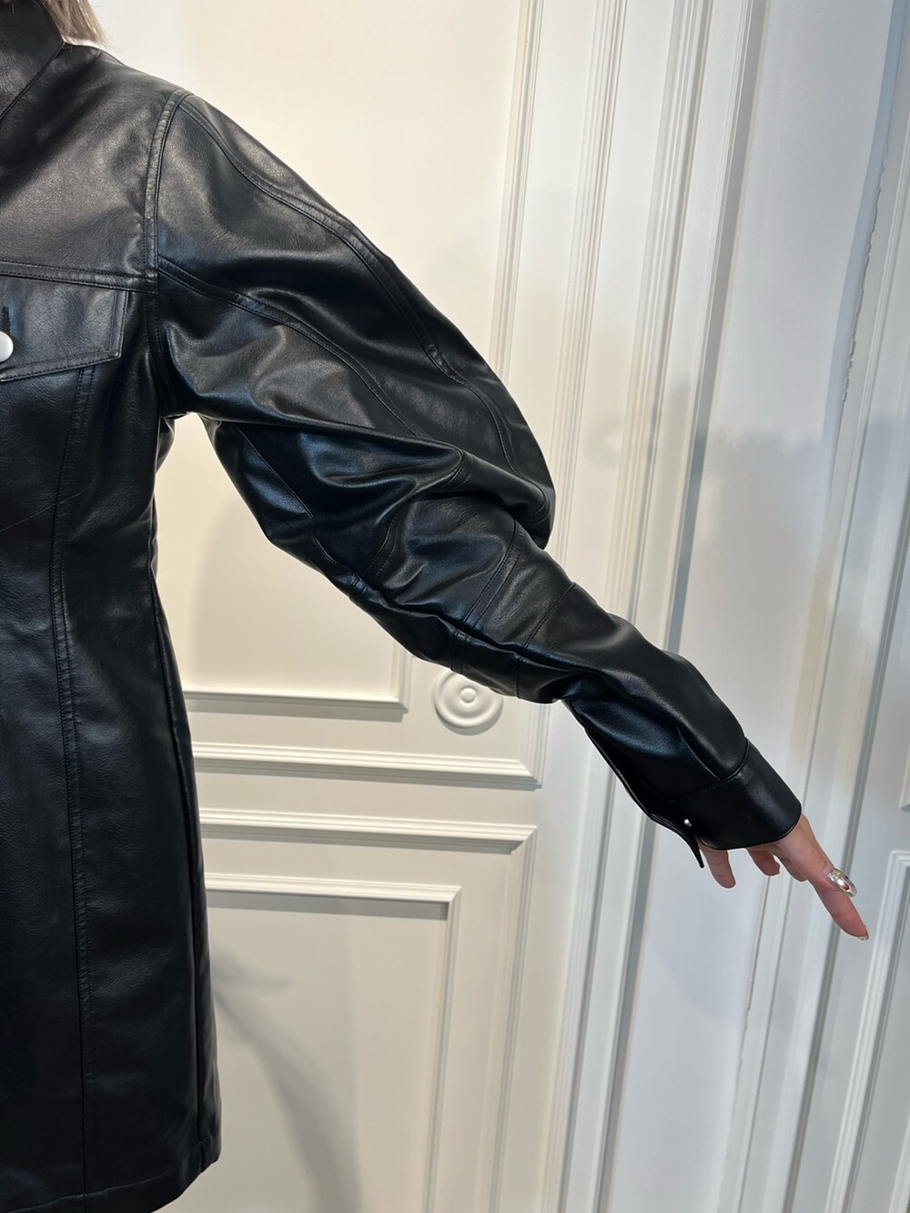 ブラック系のワンピース、ブラック系のブーツを着用したレディースの秋コーディネートの6枚目の写真