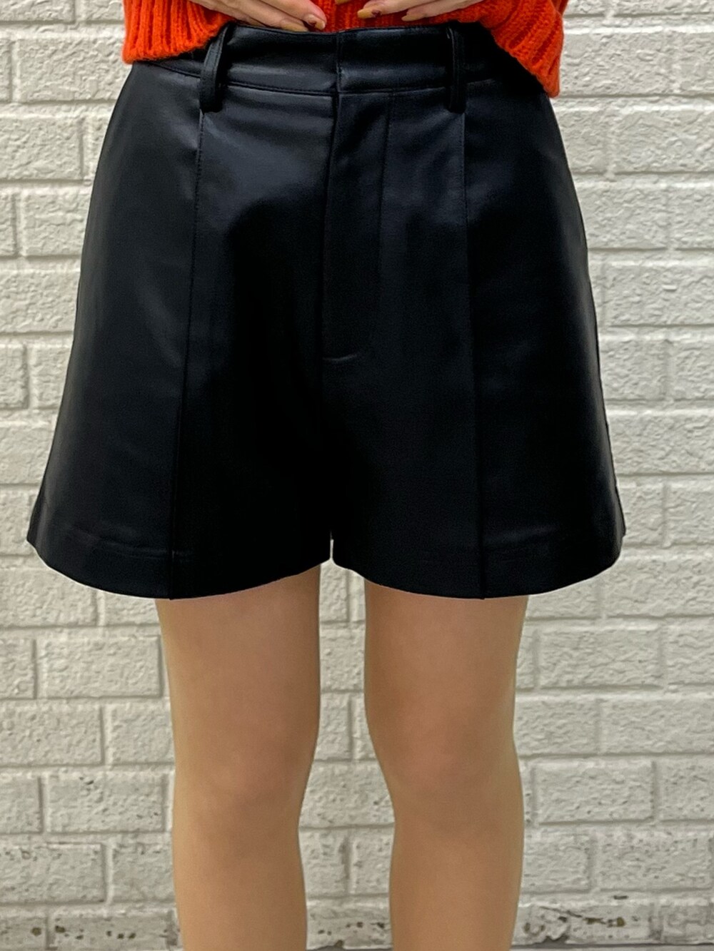 ホワイト系のブーツ、ブラック系のその他パンツ、ホワイト系のニット/セーターを着用したレディースの冬コーディネートの5枚目の写真