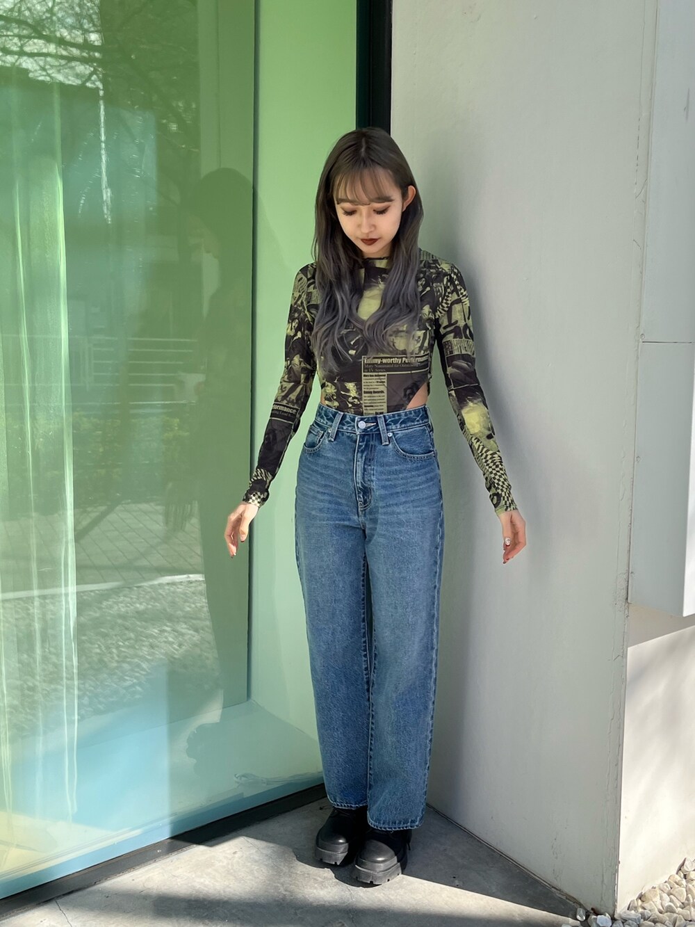 シルバー系のブーツ、ブルー系のデニムパンツ、イエロー系のTシャツ/カットソーを着用したレディースの冬コーディネートの6枚目の写真