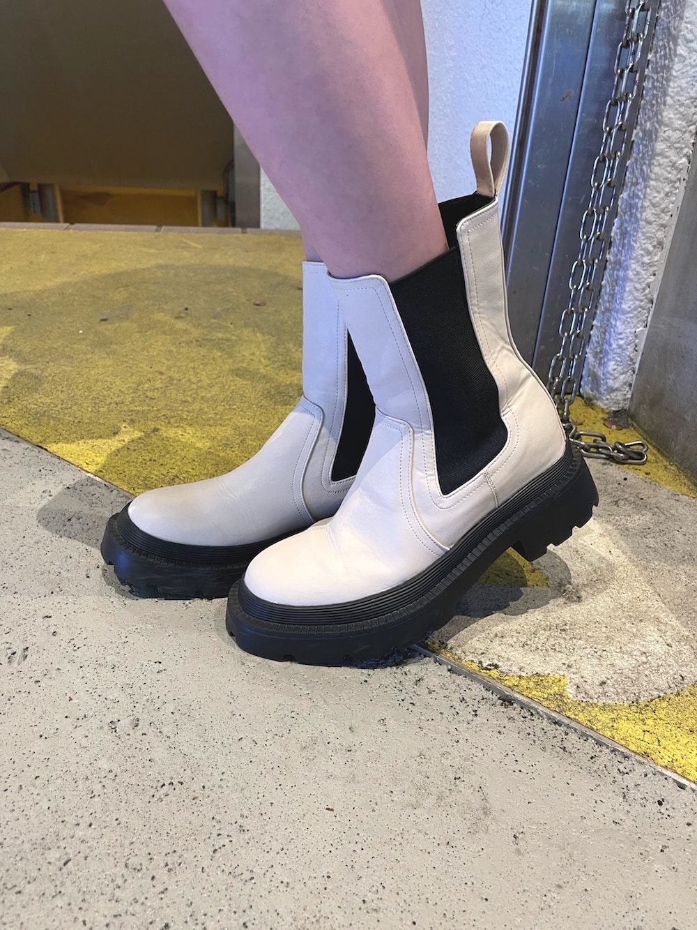 ブラック系のその他パンツ、ブラック系のブルゾン、ホワイト系のブーツを着用したレディースの冬コーディネートの7枚目の写真