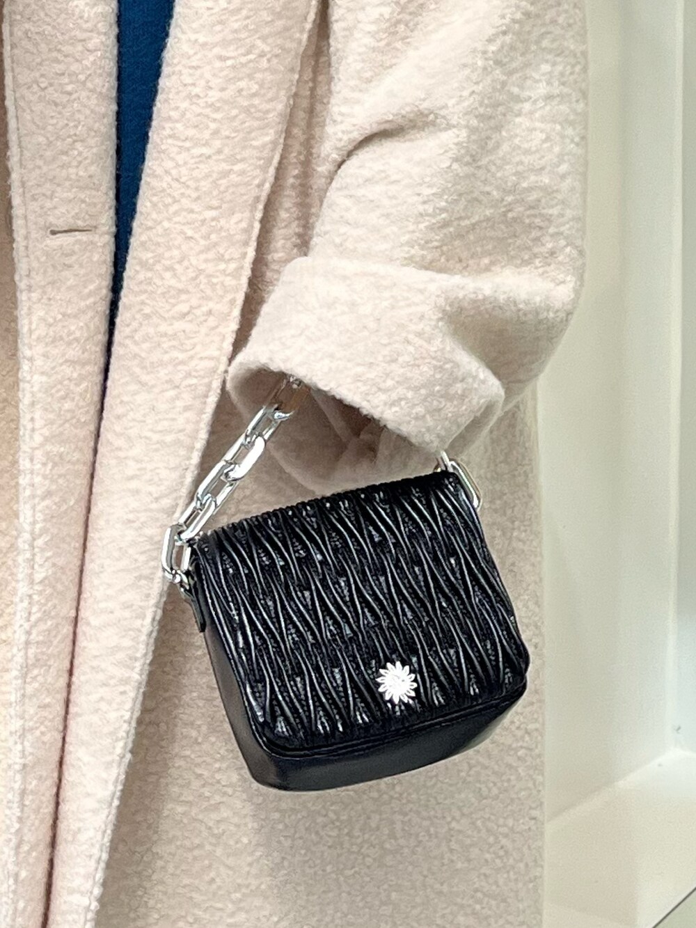 シルバー系のショルダーバッグ、ホワイト系のブーツ、ブルー系のニット/セーターを着用したレディースの秋コーディネートの9枚目の写真