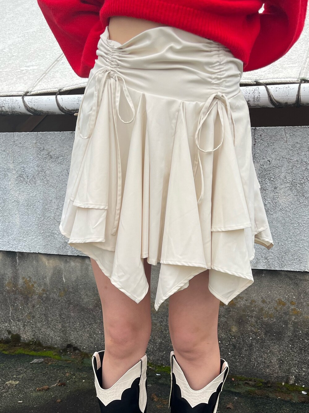 ホワイト系のスカート、ブラウン系のブーツ、ブルー系のニット/セーターを着用したレディースの秋コーディネートの8枚目の写真