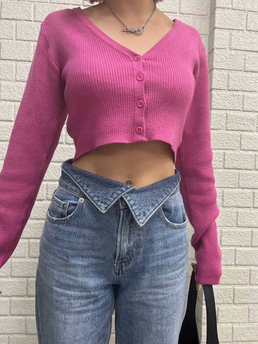 ブルー系のデニムパンツ、ホワイト系のブーツ、ブラック系のハンドバッグを着用したレディースの冬コーディネートの8枚目の写真