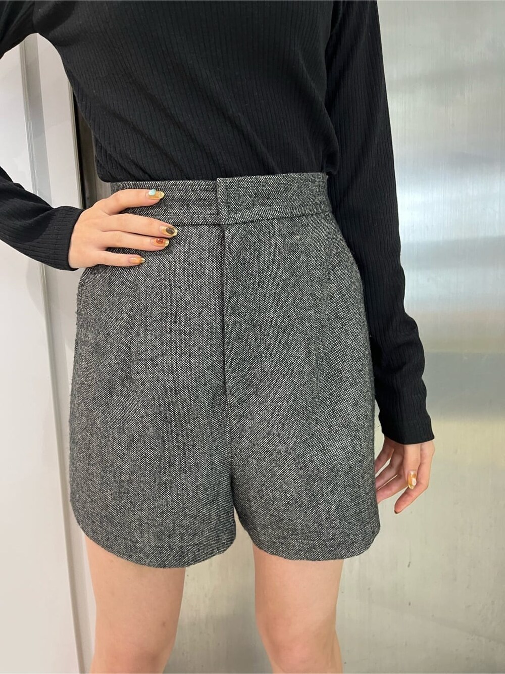 グリーン系のブルゾン、ブラック系のその他パンツ、ブラック系のハンドバッグを着用したレディースの秋コーディネートの5枚目の写真