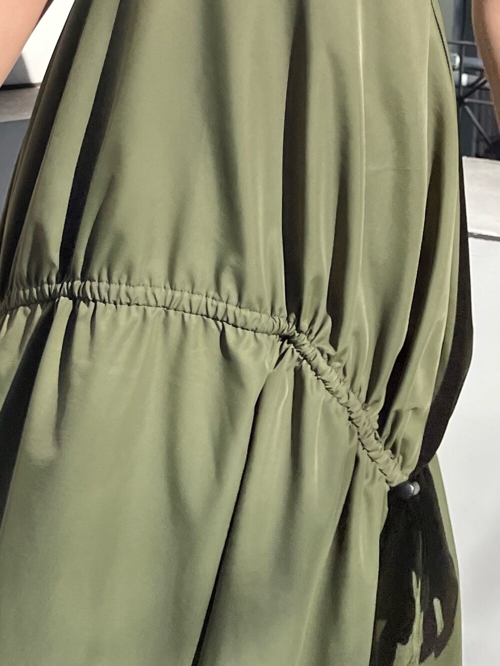 グリーン系のワンピース、ホワイト系のサンダルを着用したレディースの春コーディネートの7枚目の写真