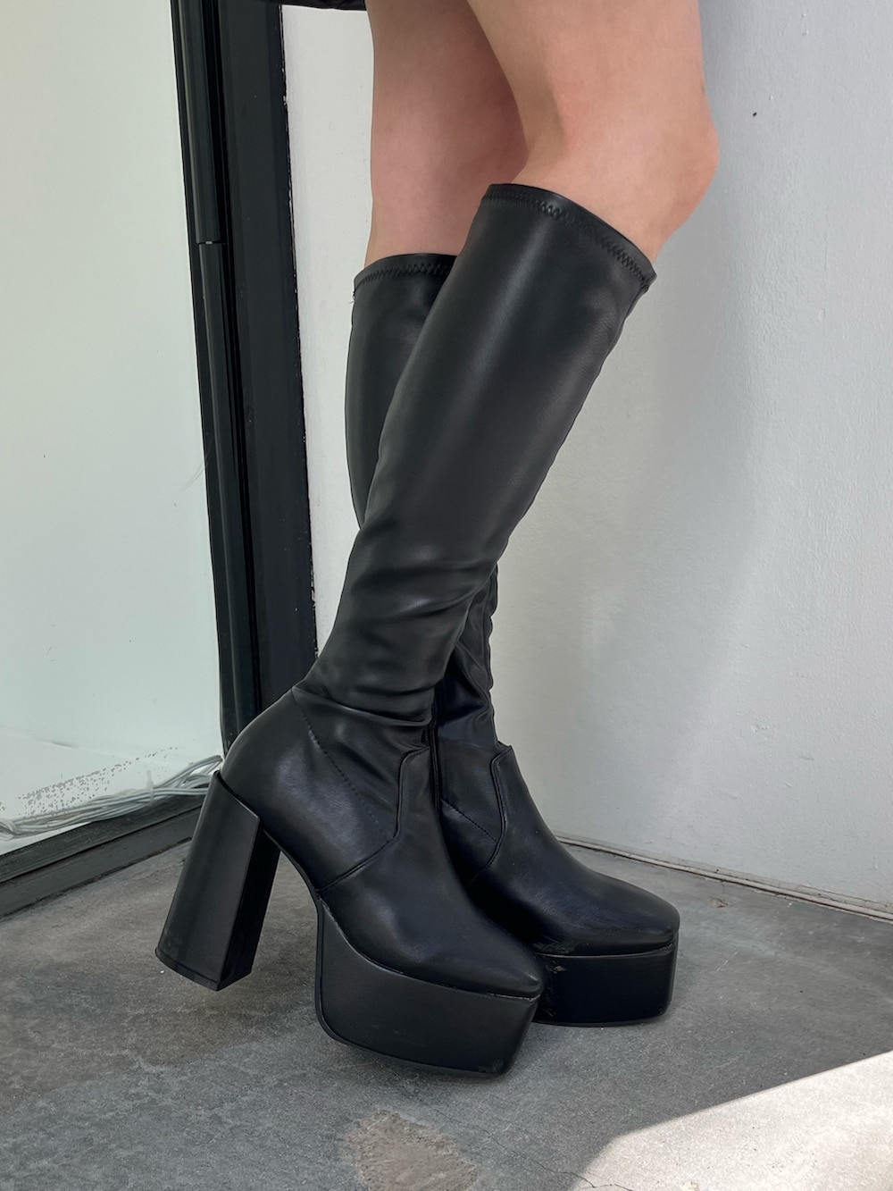 グレー系のスカート、グレー系のTシャツ/カットソー、ホワイト系のブーツを着用したレディースの秋コーディネートの6枚目の写真