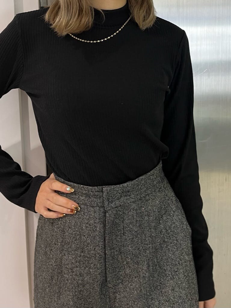 グリーン系のブルゾン、ブラック系のその他パンツ、ブラック系のハンドバッグを着用したレディースの秋コーディネートの4枚目の写真