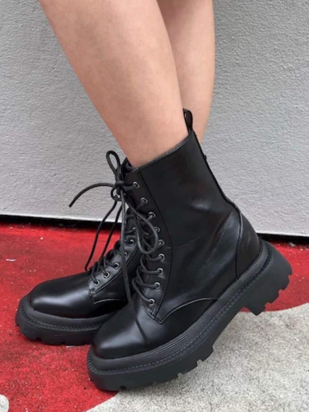 ブラック系のその他パンツ、ホワイト系のブーツ、ブラック系のキャミソールを着用したレディースの春コーディネートの9枚目の写真