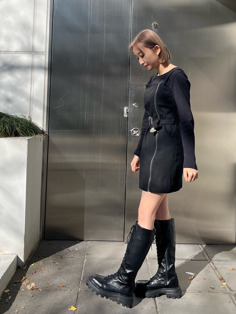 ブラック系のブーツ、ブラック系のワンピースを着用したレディースの冬コーディネートの2枚目の写真