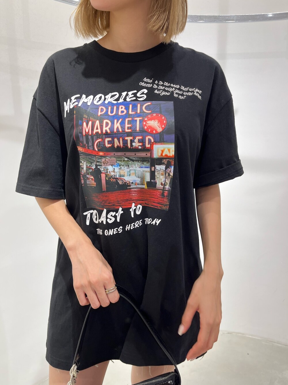 ブラック系のサンダル、ホワイト系のハンドバッグ、ホワイト系のTシャツ/カットソーを着用したレディースの夏コーディネートの5枚目の写真