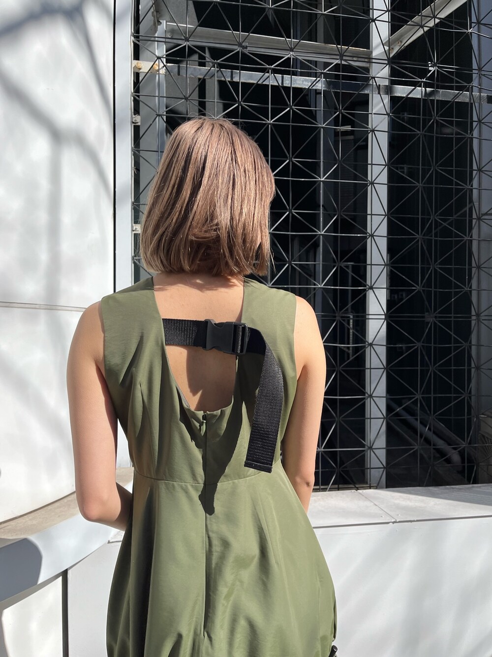 グリーン系のワンピース、ホワイト系のサンダルを着用したレディースの春コーディネートの5枚目の写真