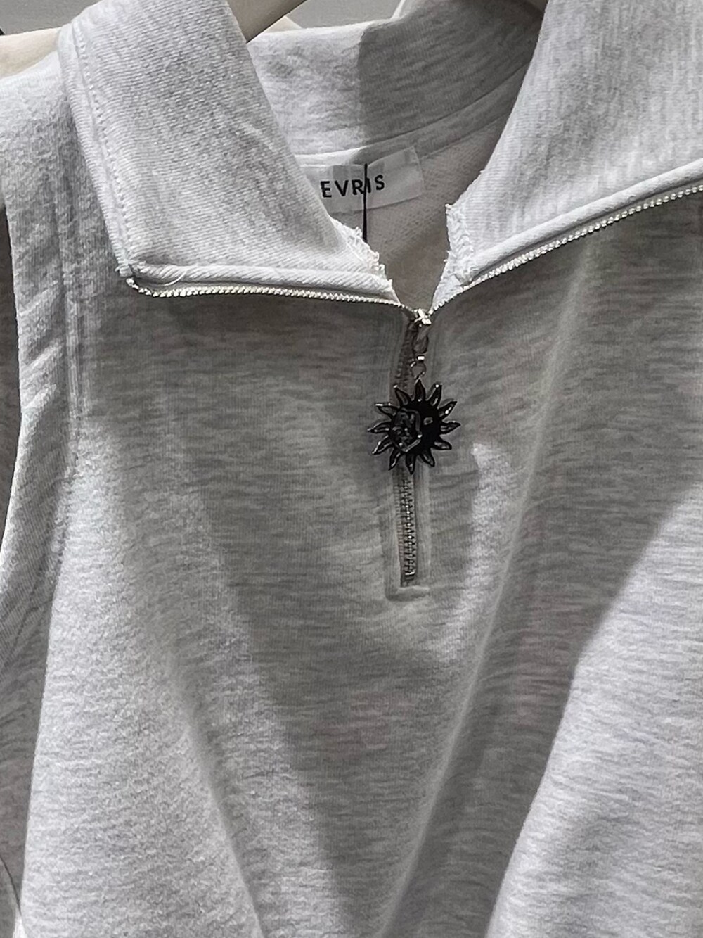 ブラック系のタンクトップ、パープル系のカーゴパンツ、ブラック系のブーツを着用したレディースの春コーディネートの7枚目の写真