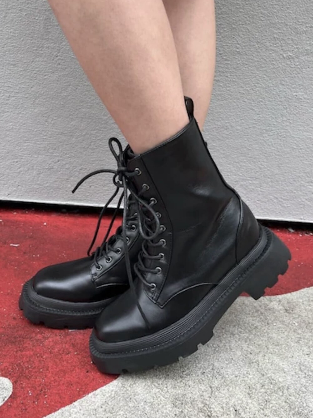 シルバー系のボディバッグ/ウエストポーチ、シルバー系のブーツ、ブルー系のワンピースを着用したレディースの春コーディネートの9枚目の写真