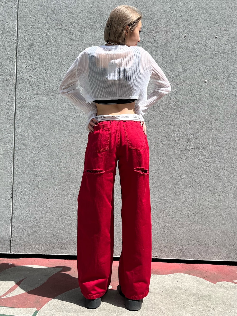 ブラック系のキャミソール、ブルー系のその他パンツ、ホワイト系のブーツを着用したレディースの春コーディネートの4枚目の写真