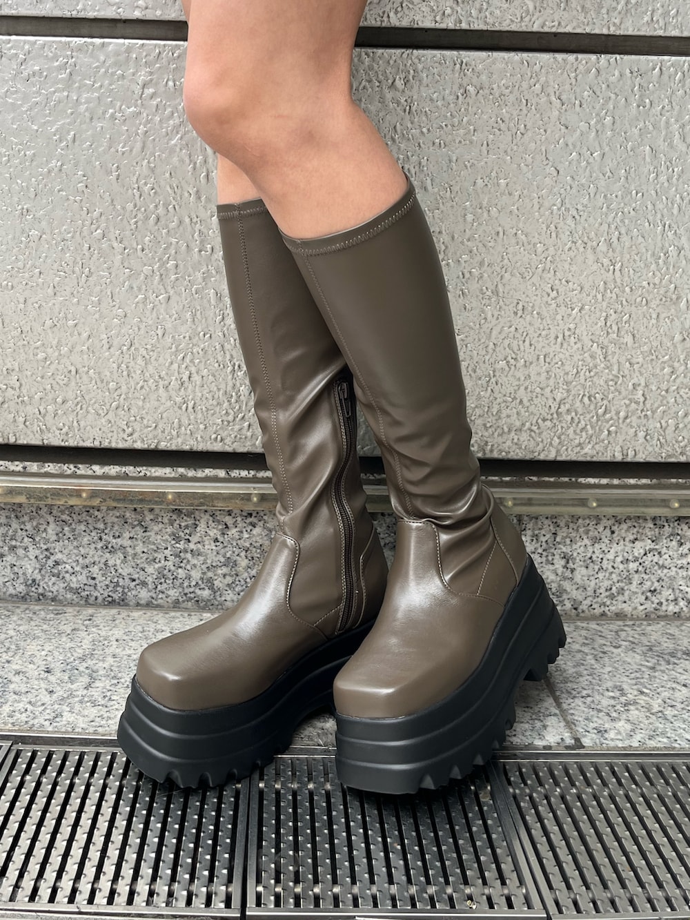 ブラック系のTシャツ/カットソー、レッド系のワンピース、ブラック系のブーツを着用したレディースの秋コーディネートの6枚目の写真