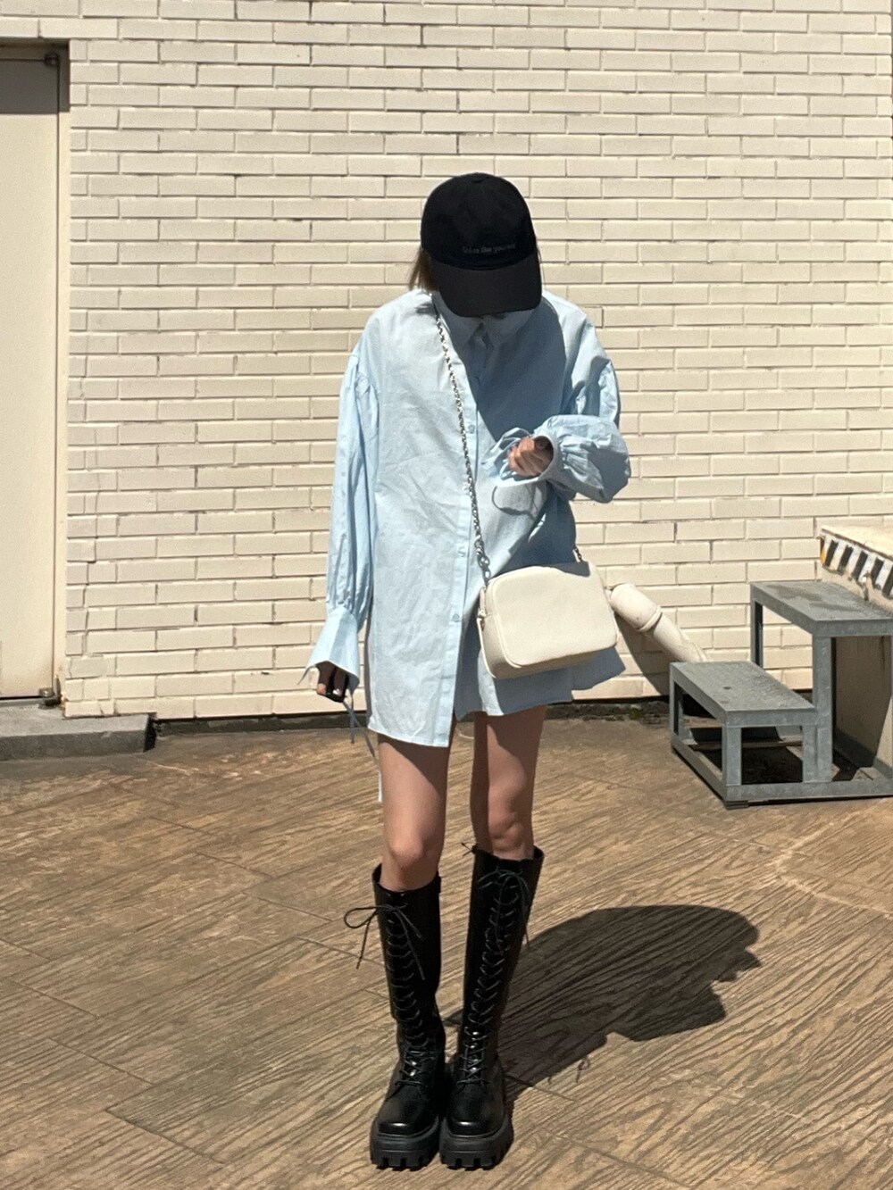 ブラック系のショルダーバッグ、その他のシャツ/ブラウス、ブラック系のブーツを着用したレディースの春コーディネートの2枚目の写真