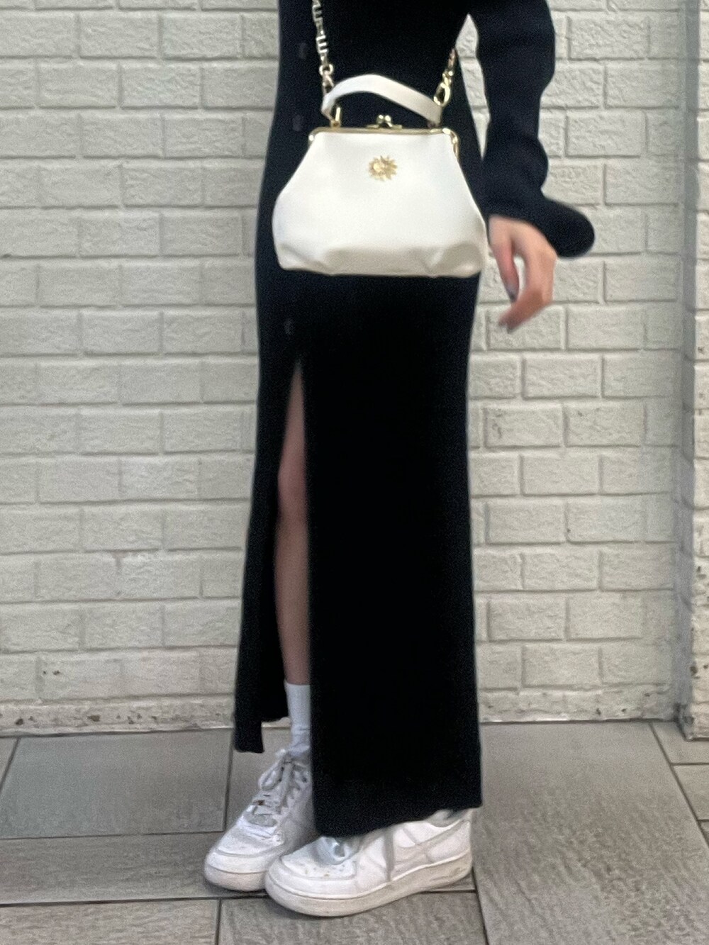 ブラック系のショルダーバッグ、ブラック系のワンピースを着用したレディースの冬コーディネートの7枚目の写真