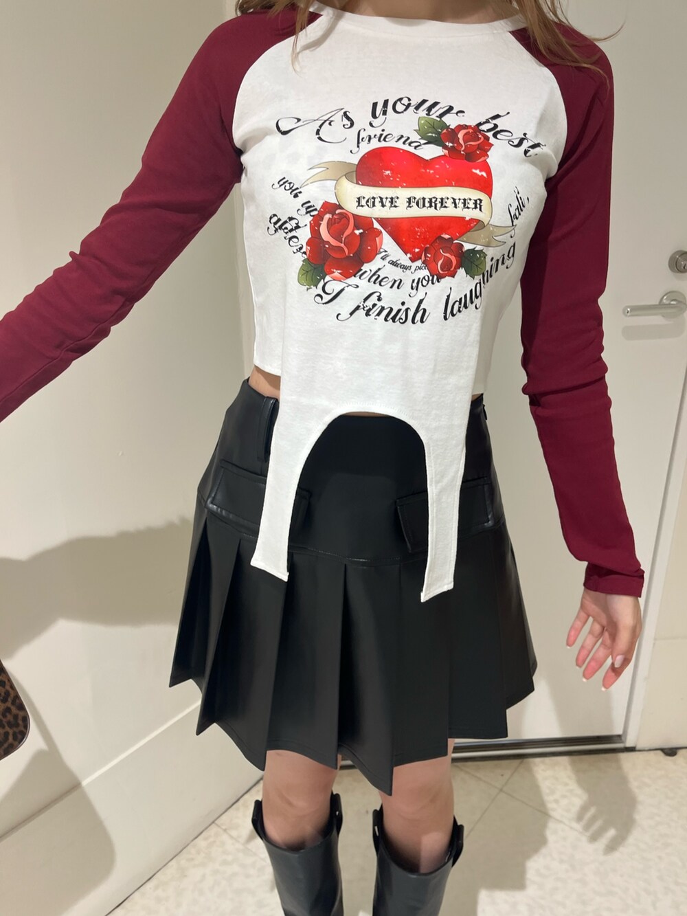 ブラウン系のブルゾン、ブラウン系のスカート、ブラウン系のハンドバッグを着用したレディースの春コーディネートの7枚目の写真