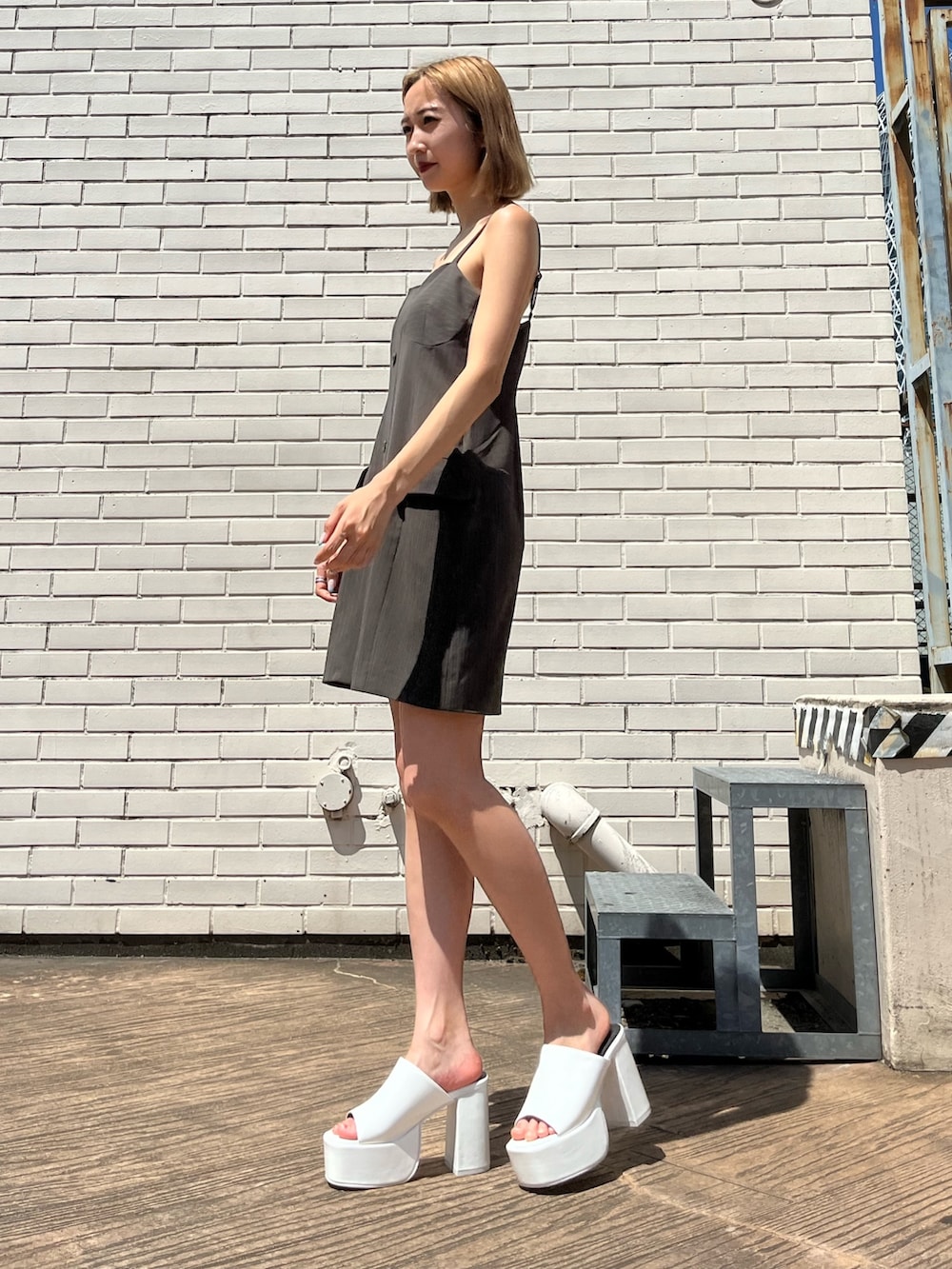 グリーン系のワンピース、ホワイト系のサンダルを着用したレディースの夏コーディネートの3枚目の写真