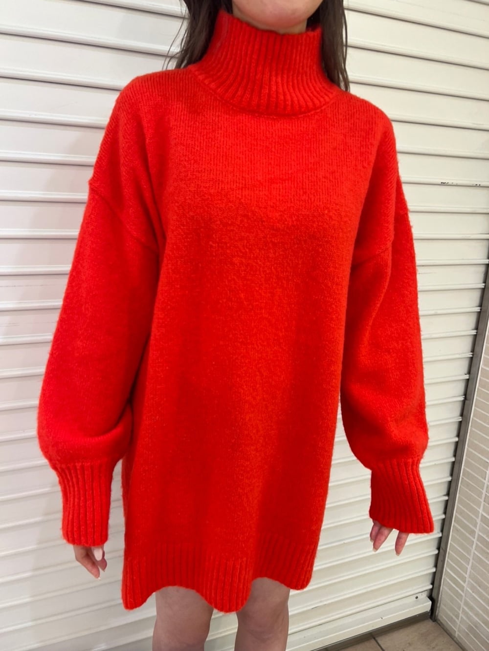 ホワイト系のブルゾン、レッド系のワンピースを着用したレディースの秋コーディネートの7枚目の写真