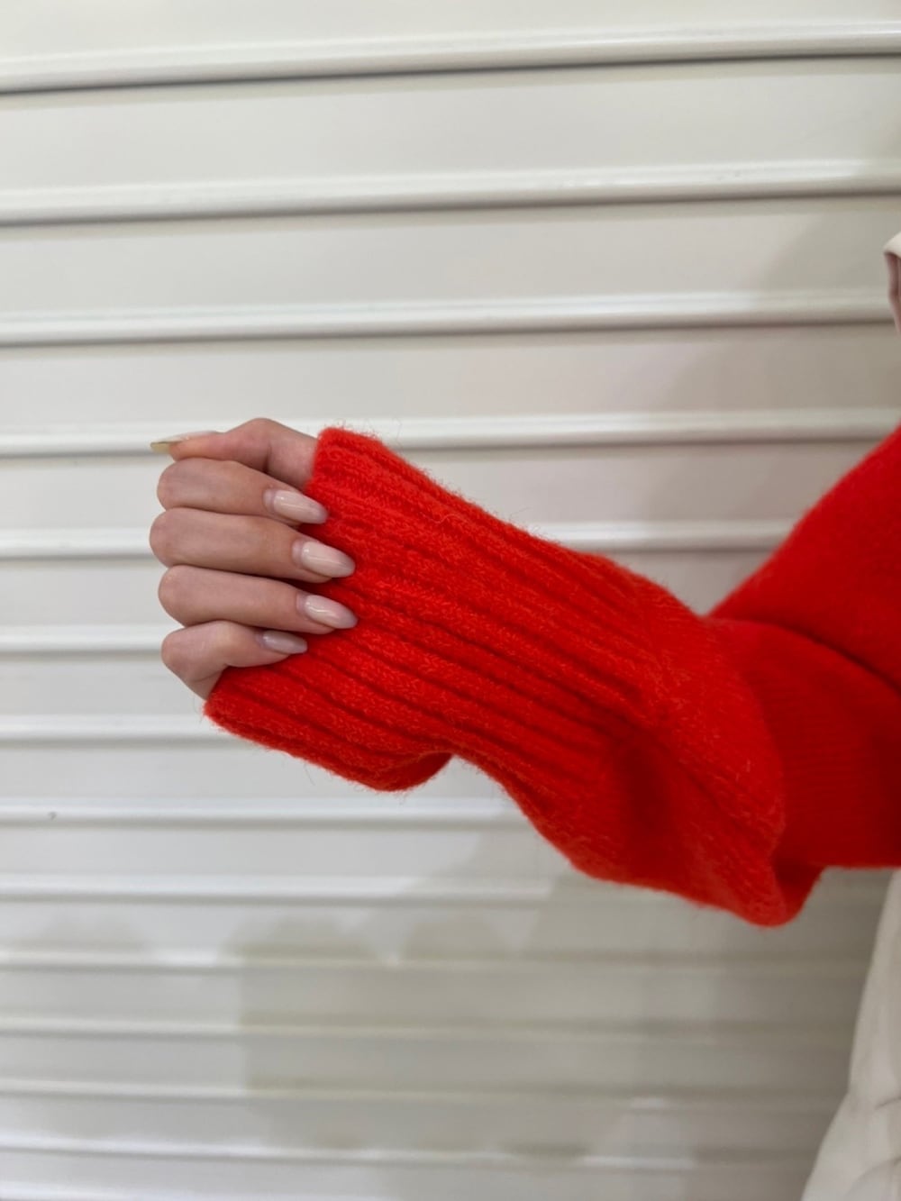 ホワイト系のブルゾン、レッド系のワンピースを着用したレディースの秋コーディネートの4枚目の写真