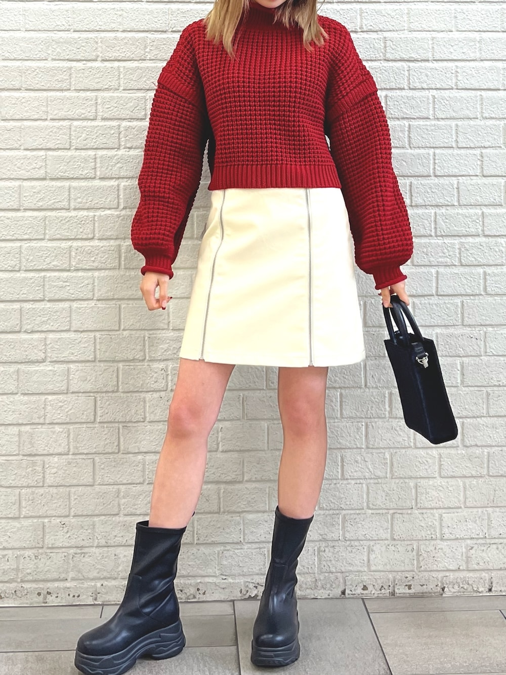 ブラック系のブーツ、ホワイト系のダウンジャケット/コート、ブラック系のショルダーバッグを着用したレディースの冬コーディネートの9枚目の写真