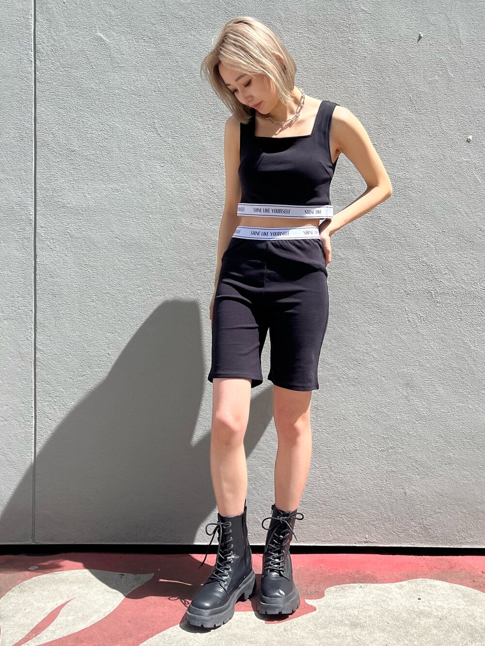 ブラック系のその他パンツ、ホワイト系のブーツ、ブラック系のキャミソールを着用したレディースの春コーディネートの6枚目の写真