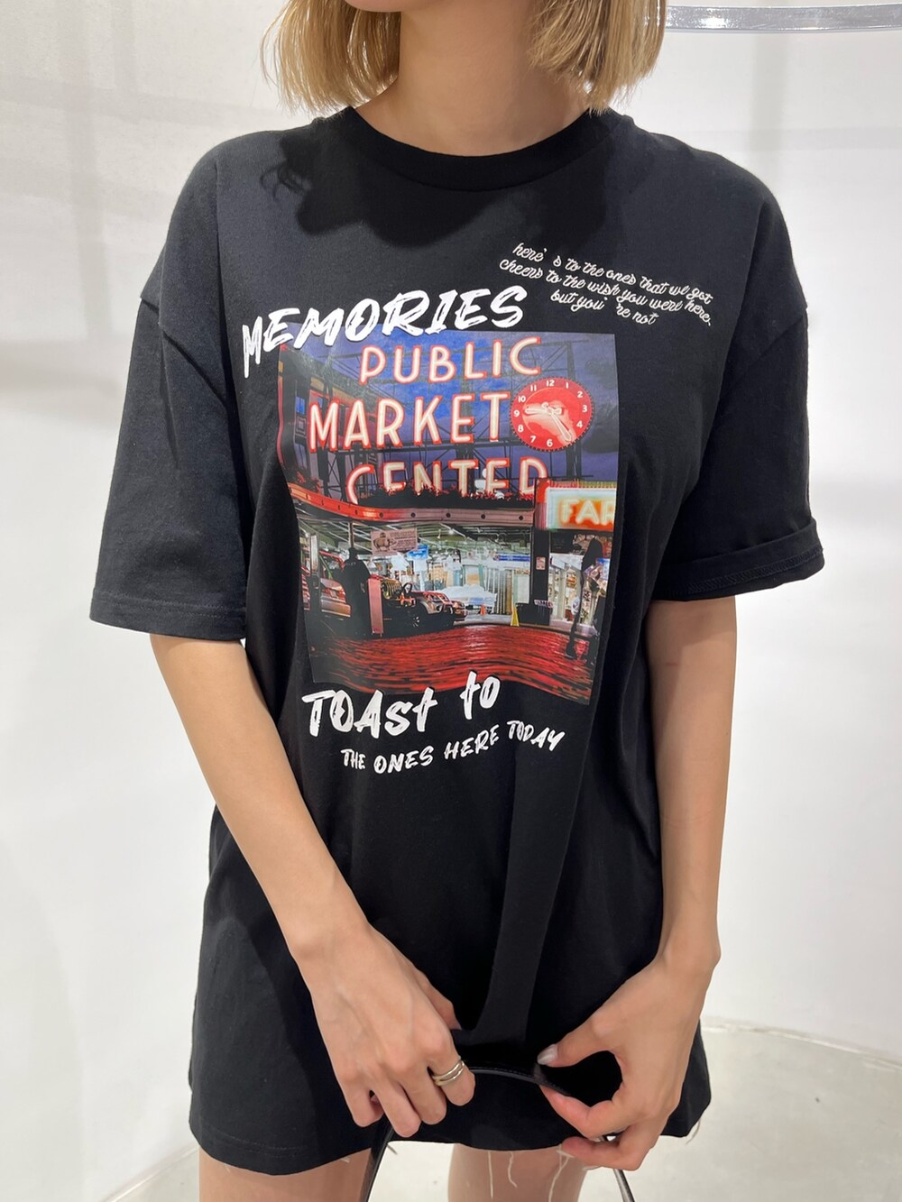 ブラック系のサンダル、ホワイト系のハンドバッグ、ホワイト系のTシャツ/カットソーを着用したレディースの夏コーディネートの6枚目の写真