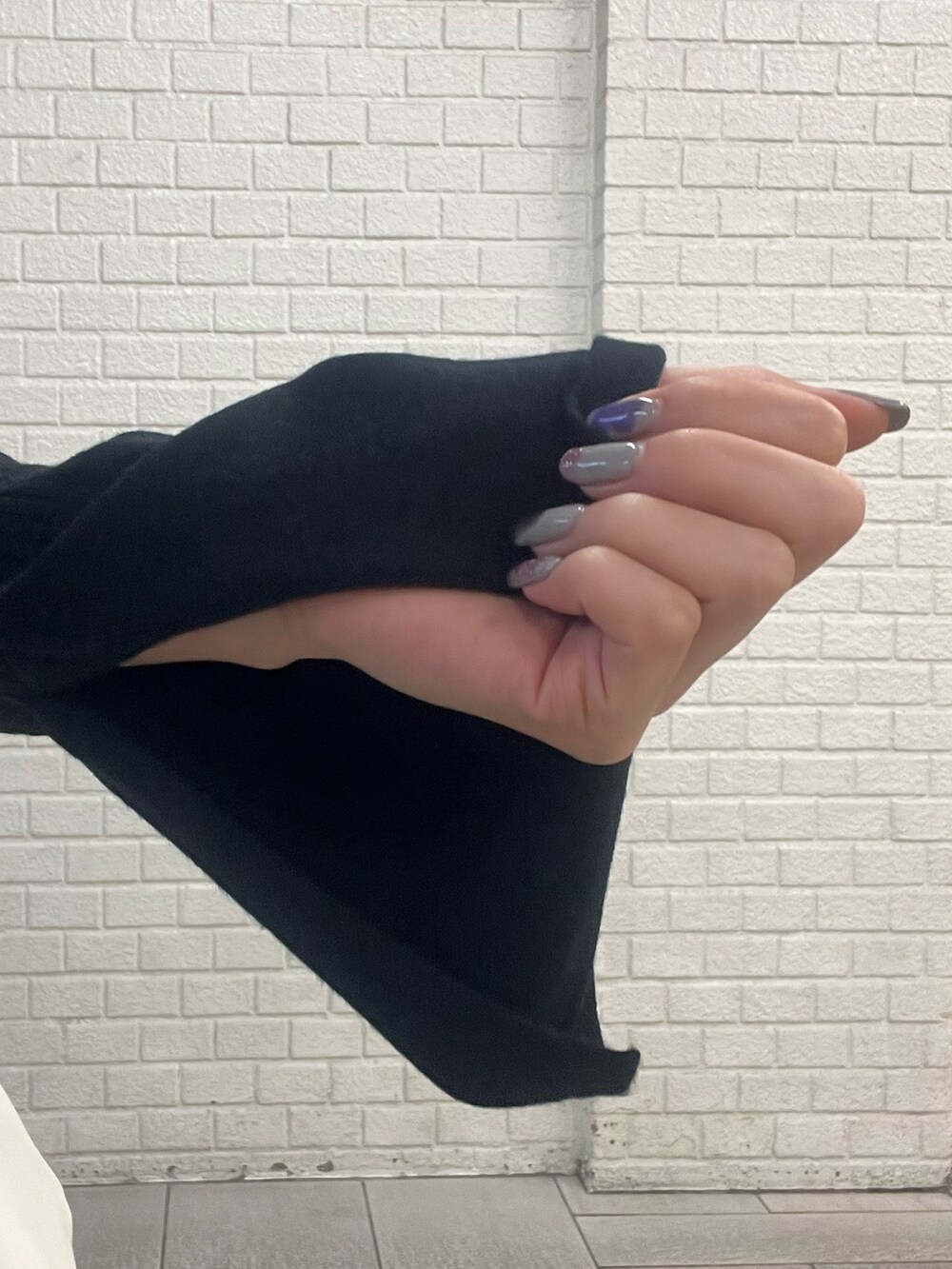 ブラック系のショルダーバッグ、ブラック系のワンピースを着用したレディースの冬コーディネートの5枚目の写真