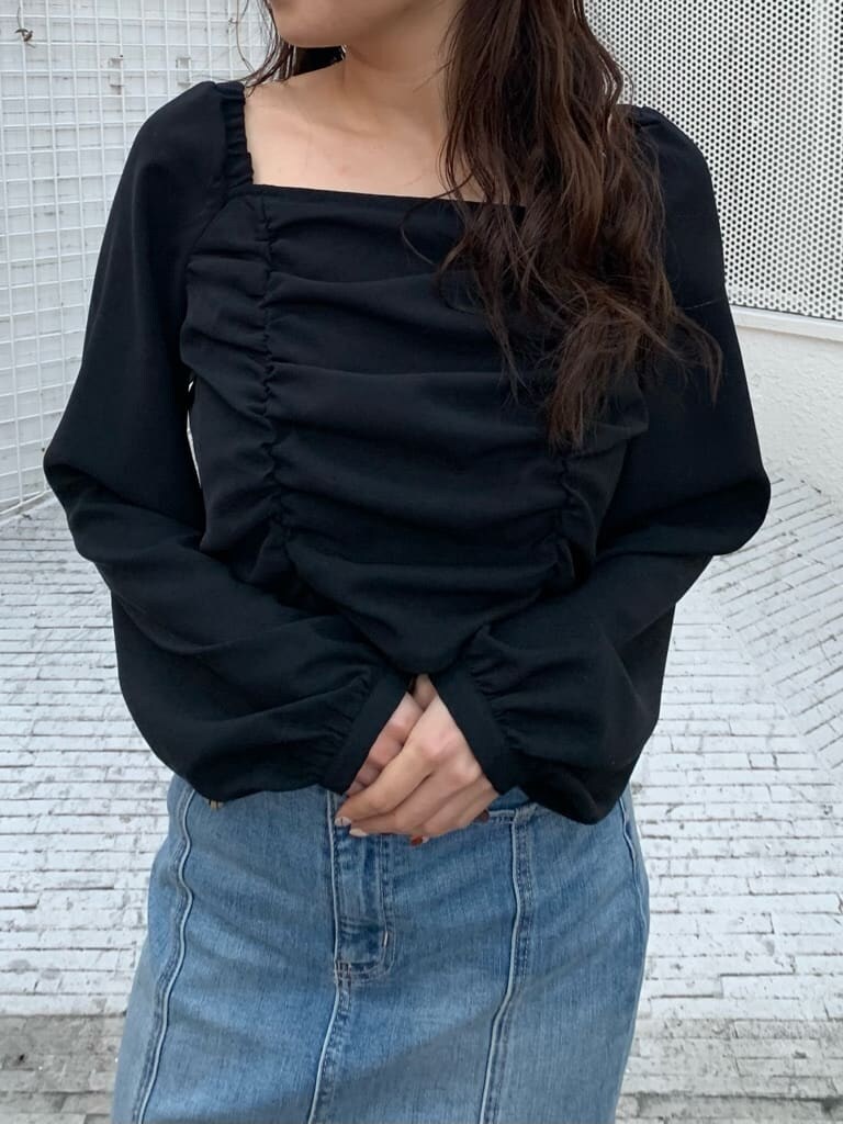 ブラック系のシャツ/ブラウス、ブルー系のデニムスカート、ブラック系のブーツを着用したレディースの冬コーディネートの5枚目の写真