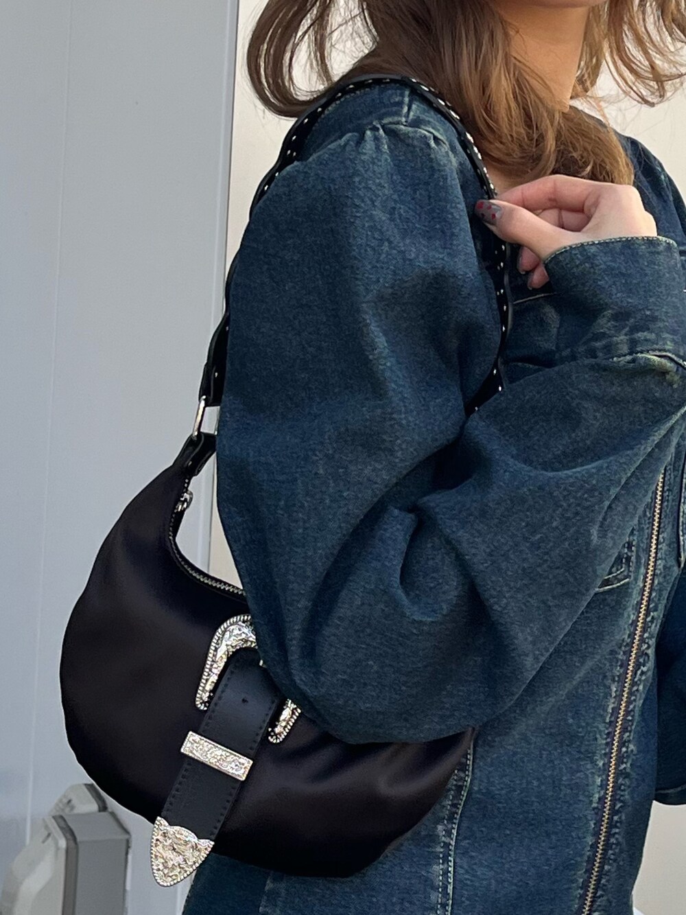 ブルー系のワンピース、ブラック系のブーツ、シルバー系のネックレスを着用したレディースの冬コーディネートの7枚目の写真