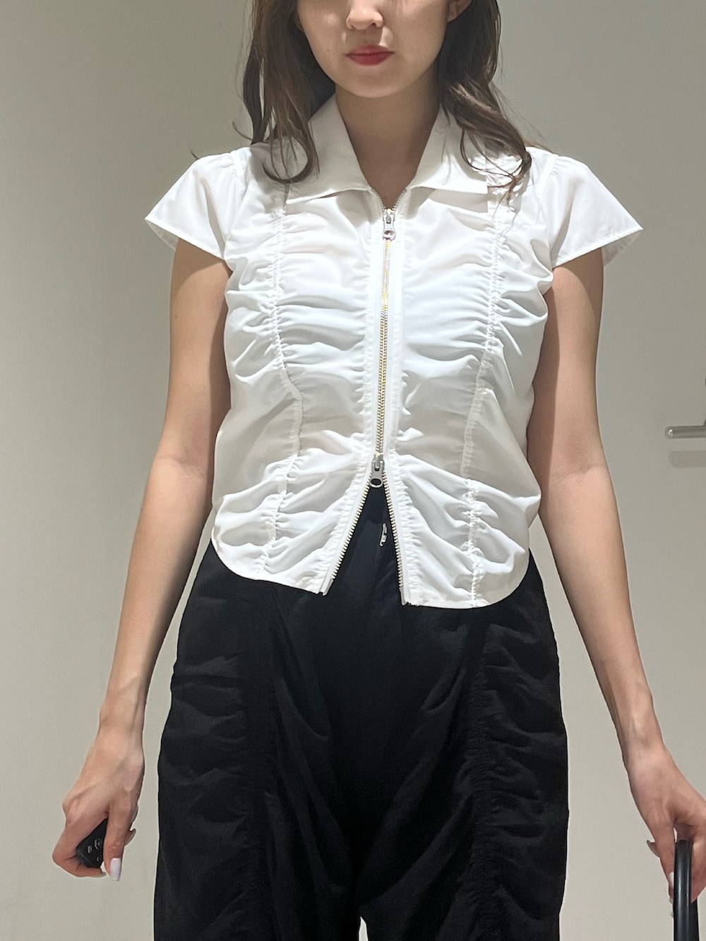 ブラウン系のハンドバッグ、ブルー系のシャツ/ブラウス、ブラック系のサンダルを着用したレディースの夏コーディネートの4枚目の写真
