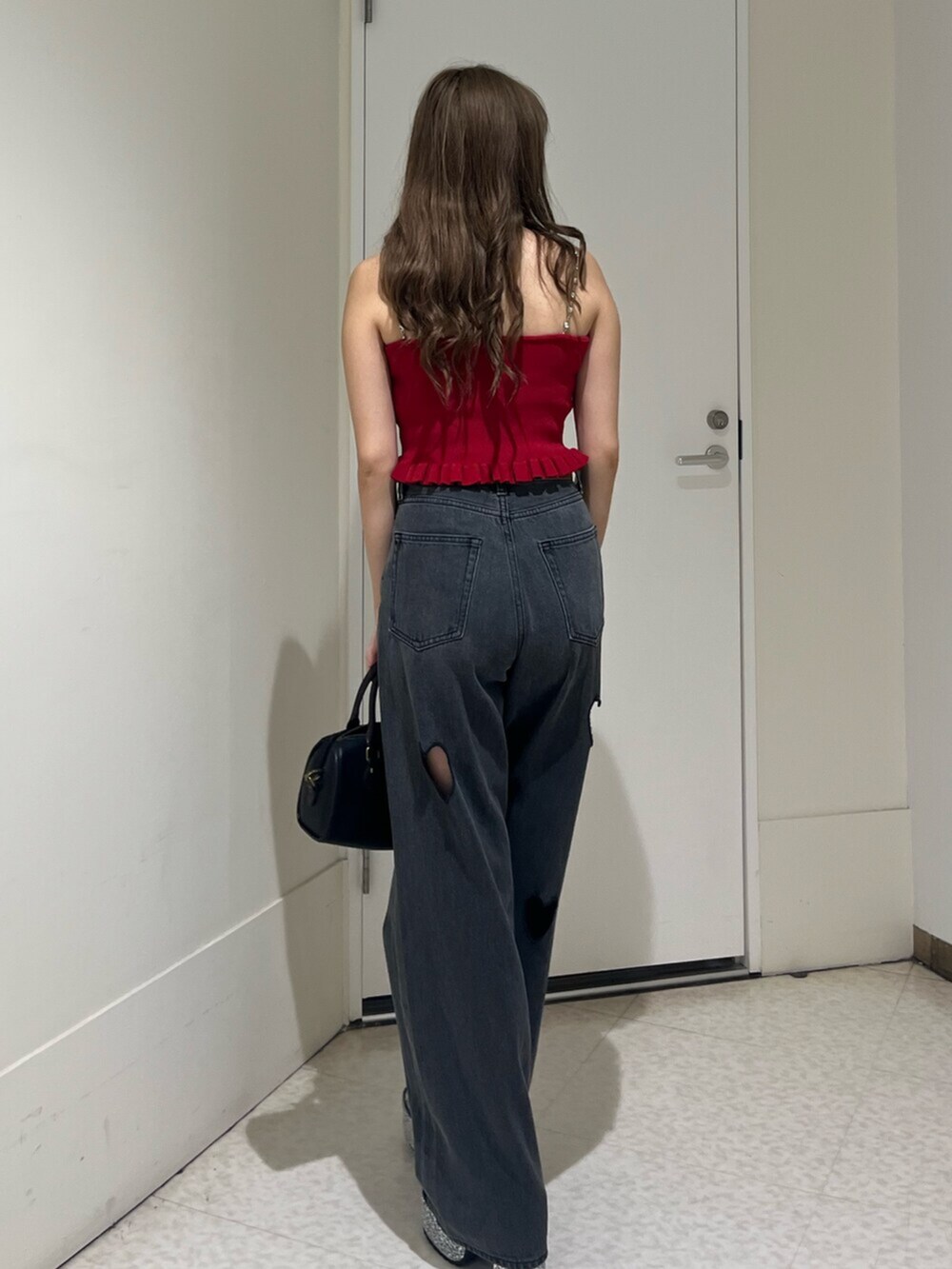 その他のショルダーバッグ、シルバー系のサンダル、ブラック系のデニムパンツを着用したレディースの夏コーディネートの3枚目の写真