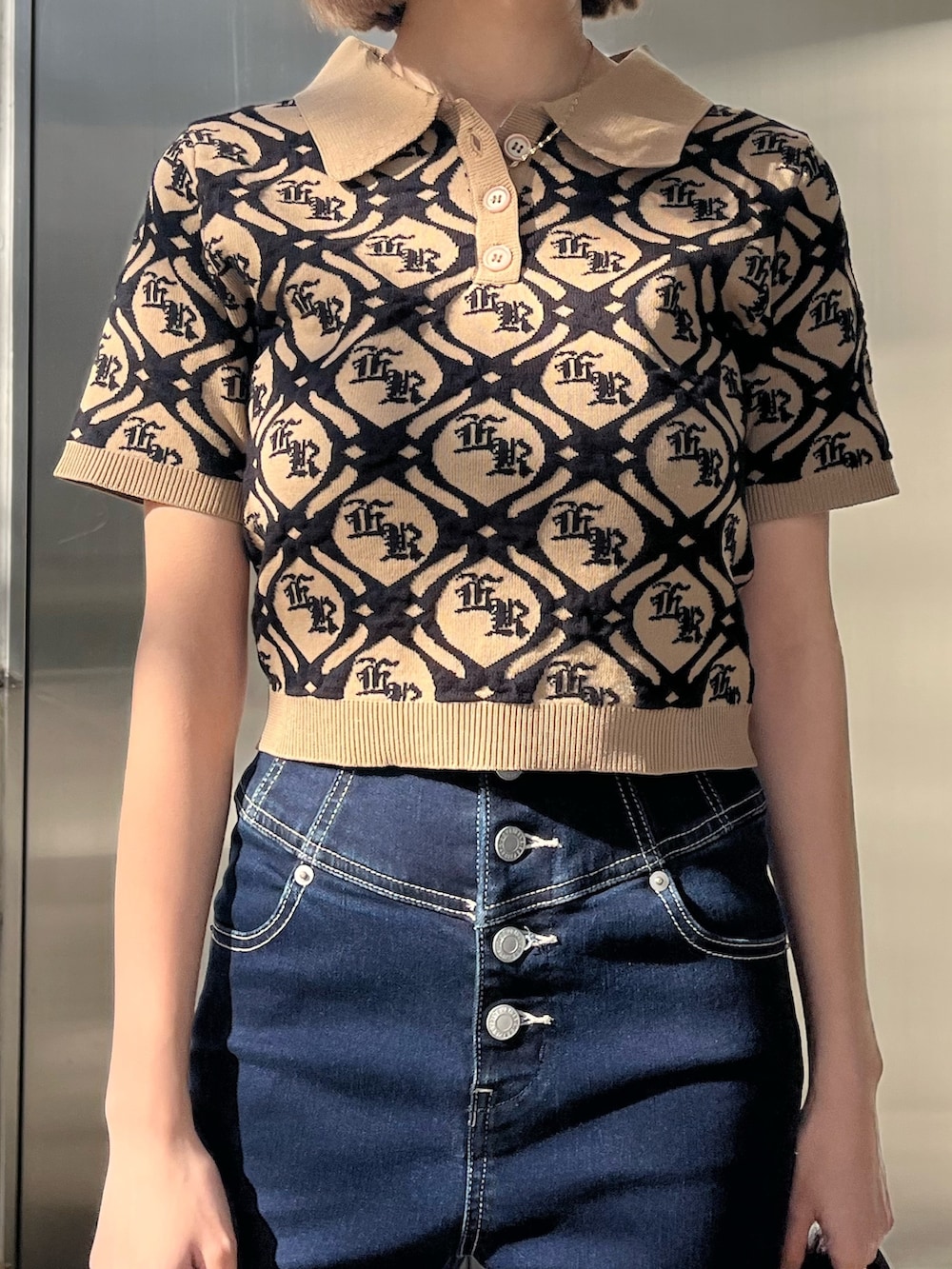 ブルー系のショルダーバッグ、ブルー系のデニムパンツ、ベージュ系のニット/セーターを着用したレディースの冬コーディネートの7枚目の写真