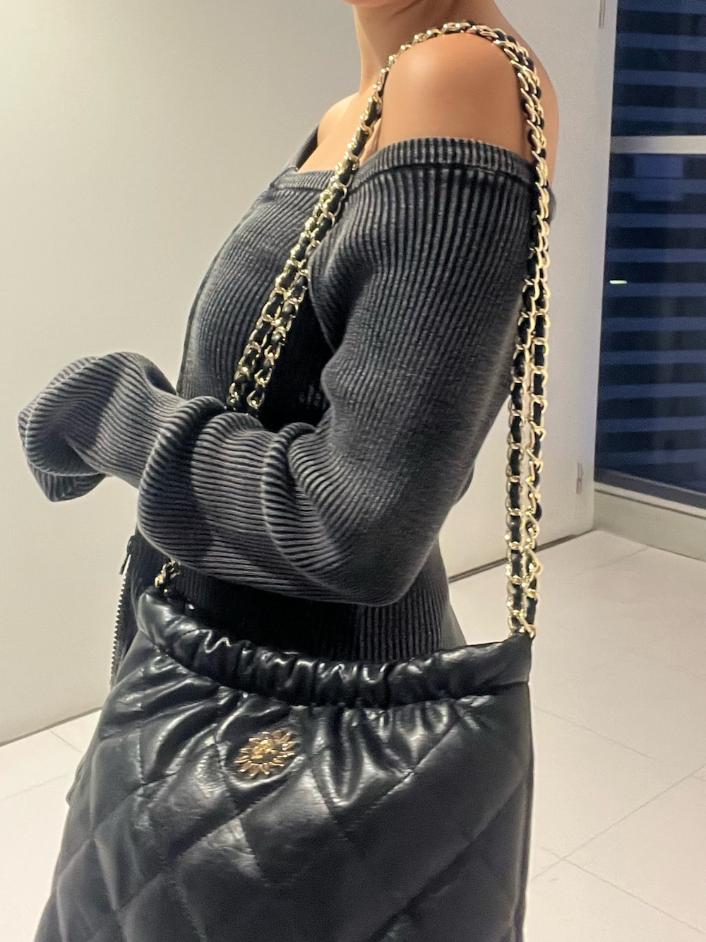 ブラック系のショルダーバッグ、ブルー系のニット/セーター、グレー系のその他パンツを着用したレディースの秋コーディネートの8枚目の写真