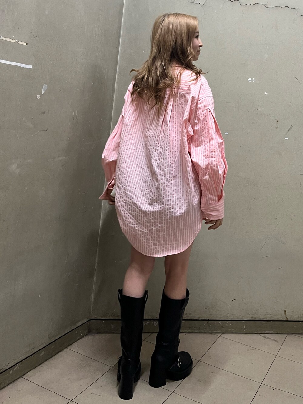 グリーン系のシャツ/ブラウス、ホワイト系のショルダーバッグ、ブラック系のブーツを着用したレディースの春コーディネートの4枚目の写真