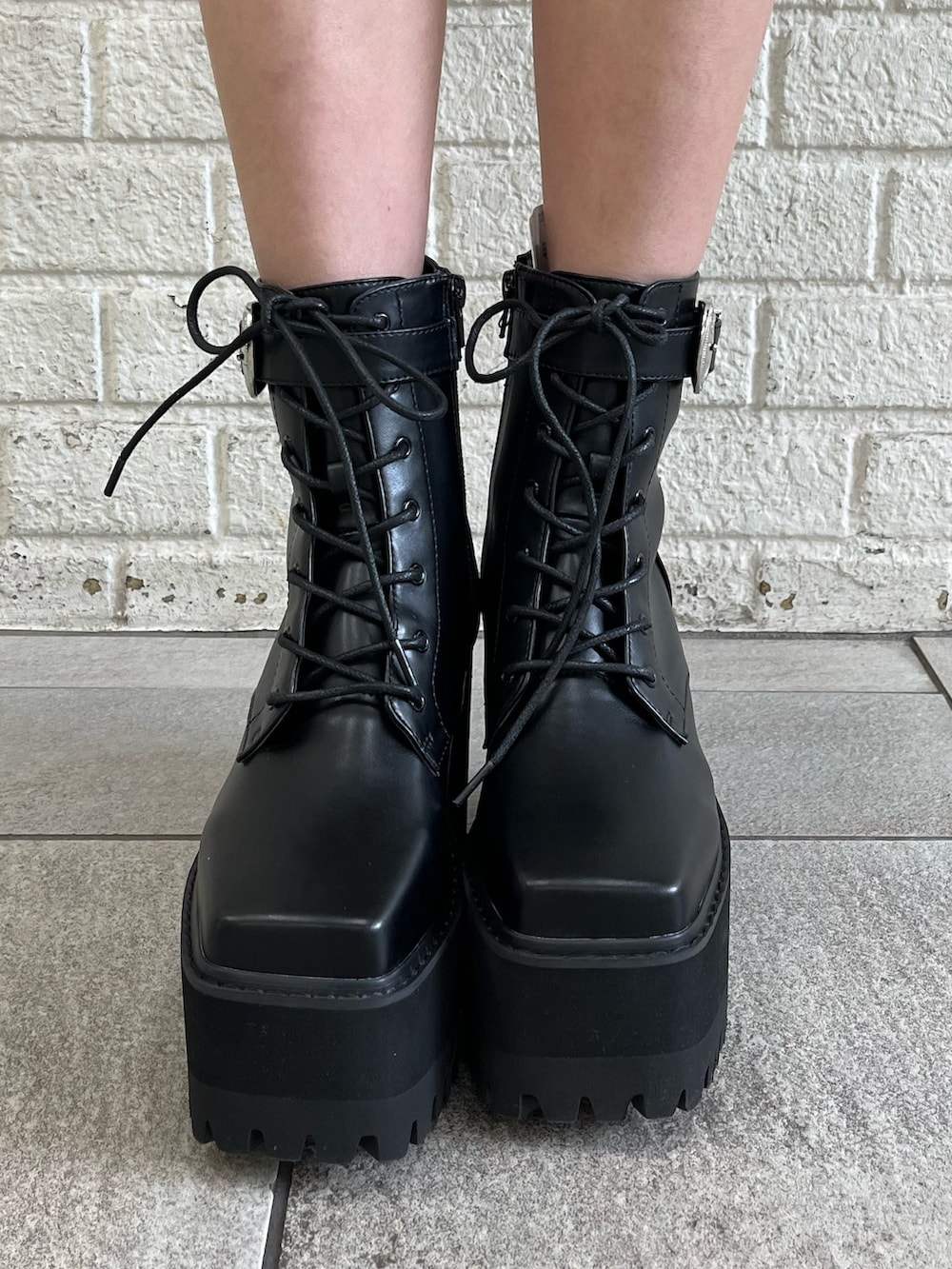 ブルー系のデニムジャケット、ブラック系のハンドバッグ、ブルー系のデニムパンツを着用したレディースの冬コーディネートの8枚目の写真