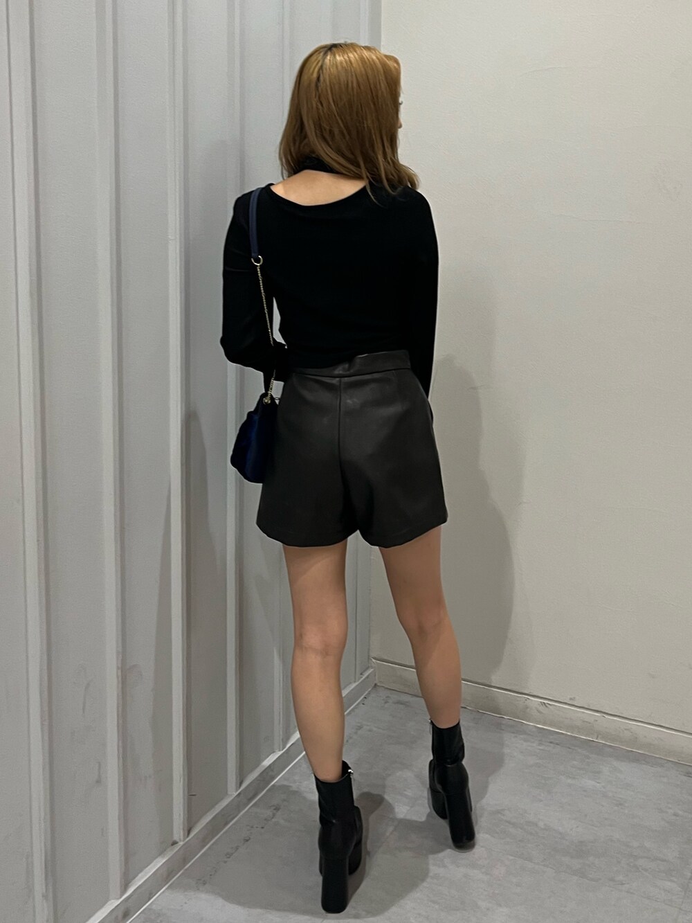 ブラック系のTシャツ/カットソー、ブラック系のブーツ、ブラック系のその他パンツを着用したレディースの秋コーディネートの3枚目の写真
