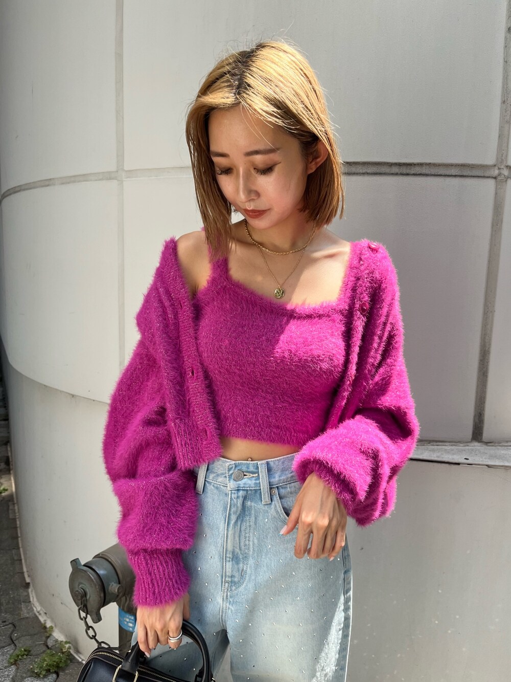 ピンク系のカーディガン/ボレロ、ブルー系のデニムパンツ、ホワイト系のブーツを着用したレディースの秋コーディネートの4枚目の写真